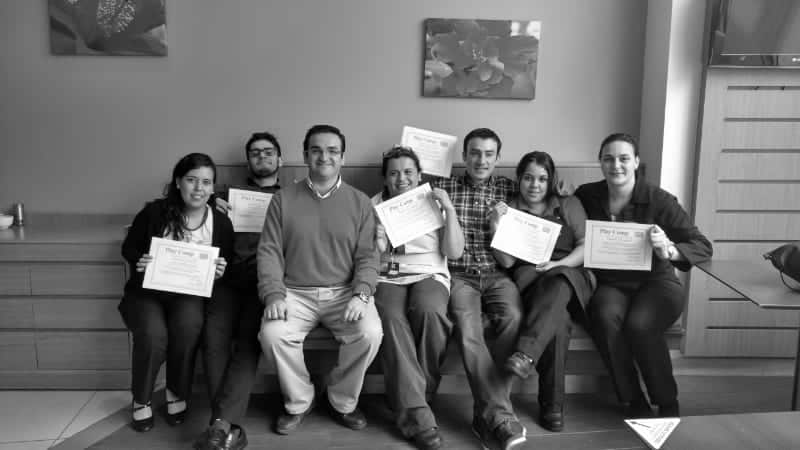 Cursos 1 Jerson Fuentes capacitando en Excel en hotel Ibis de Valparaíso, en la foto está compartiendo con los alumnos.