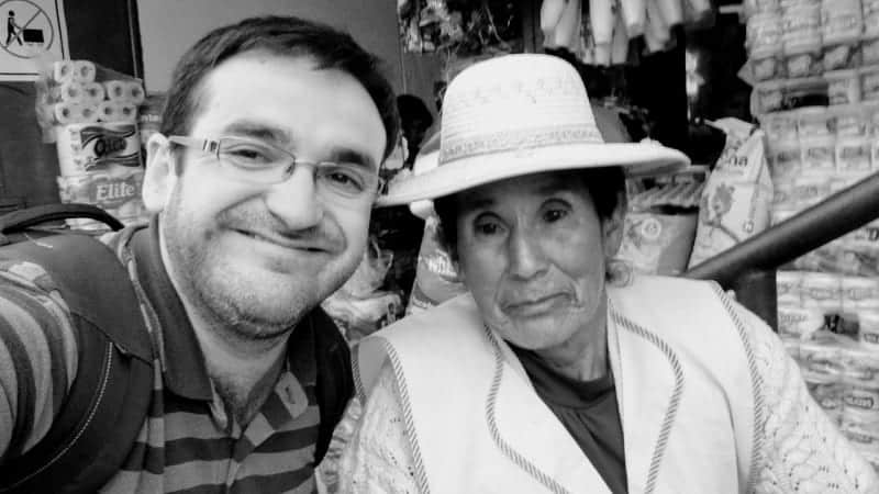 Jerson Fuentes en su viaje a Perú, con una vendedora de huevos de Codorniz.
